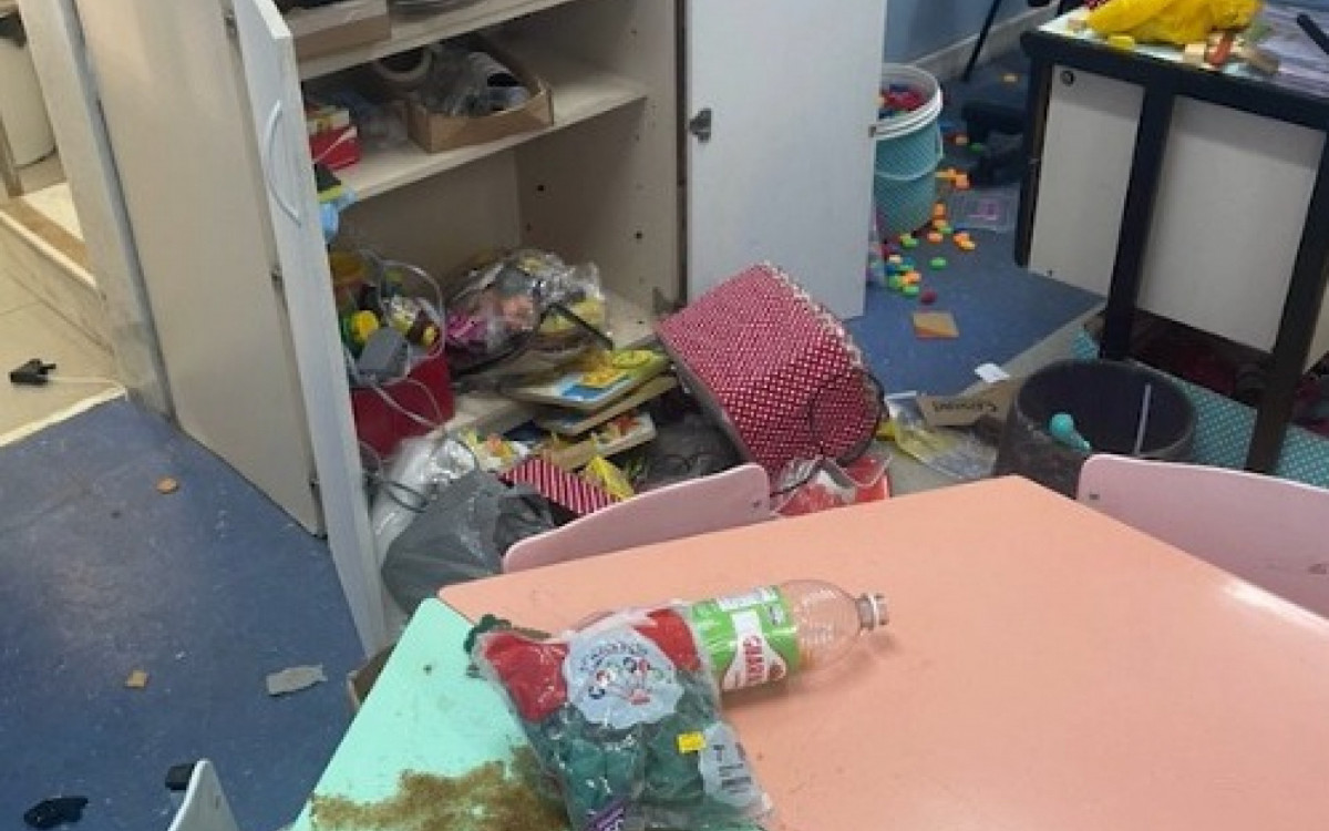 Diversos objetos foram destruídos durante invasão de criminosos a escola em Sepetiba