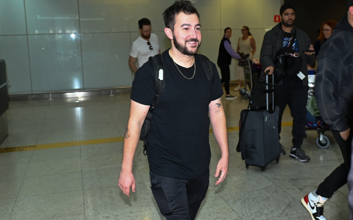 Vincent Martella chegando no Aeroporto de Guarulhos