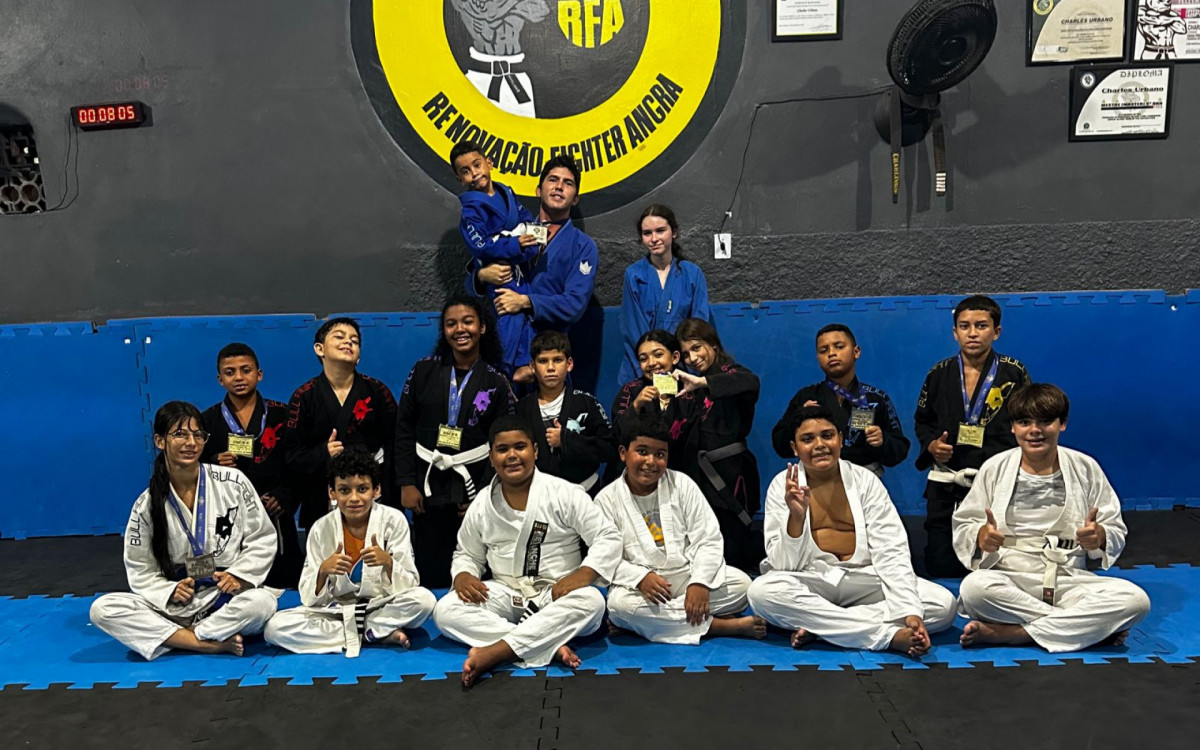 Instrutor Marcelo Larrosa de azul (E) com os alunos de Jiu-Jitsu da RFA