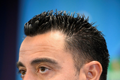 Xavi critica arbitragem após eliminação do Barcelona: 'Foi muito mal'