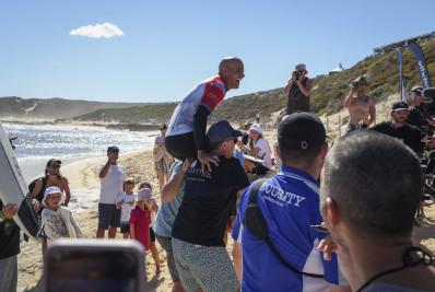 Maior campeão de surfe, Kelly Slater fala em tom de despedida após eliminação na WSL