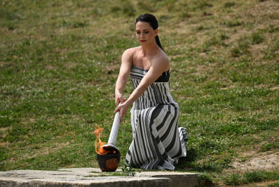 Chama olímpica dos Jogos de Paris é acesa na Grécia