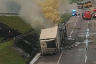 Carreta tomba e pega fogo na BR-101 próximo a Macaé