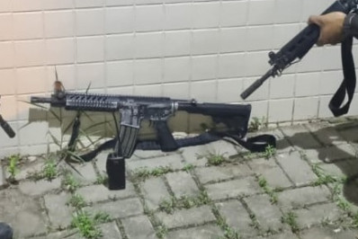 PM apreende fuzil durante operação em Meriti