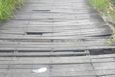 Abandono e Perigo: Passarela precária em Rio das Ostras põe em risco moradores