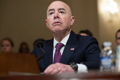 EUA: processo de impeachment contra secretário de Segurança Interna chega ao Senado