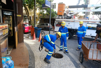 Moradores denunciam choque elétrico sofrido em calçada de Copacabana 