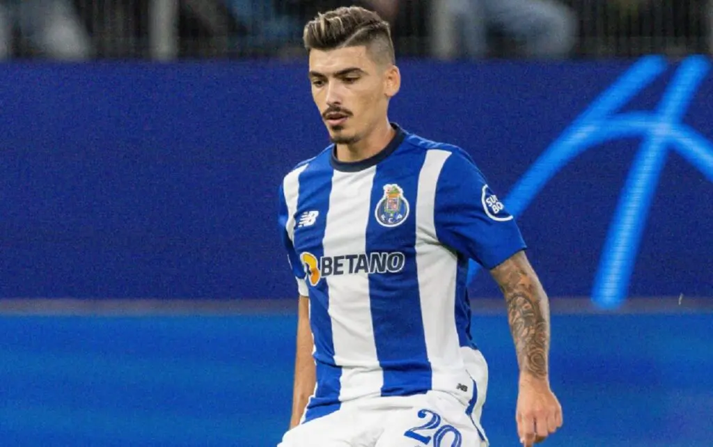 Alvo do Flamengo, volante é afastado do Porto