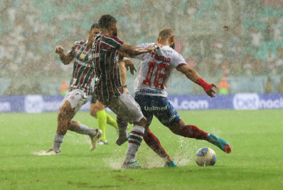 Gramado alagado na Arena Fonte Nova força paralisação de Bahia x Fluminense