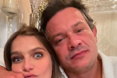 Isabella Santoni mostra detalhes do anel de noivado: 'Eu disse sim'