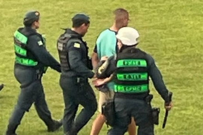 Torcedor é detido por engano em estádio após falha de reconhecimento facial: 'Vergonha'