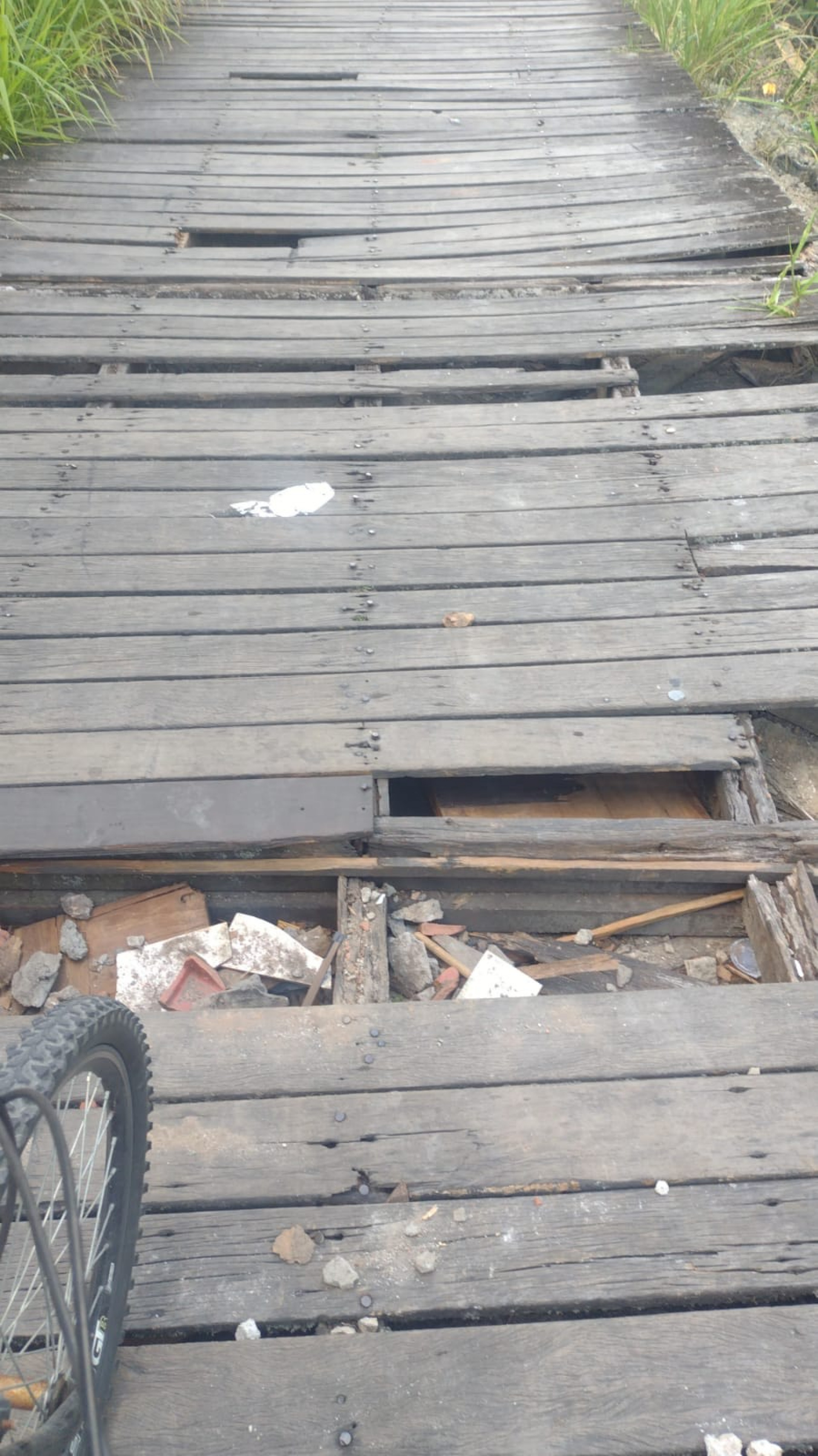 Moradores enfrentam diariamente uma situação de precariedade que coloca em risco a segurança