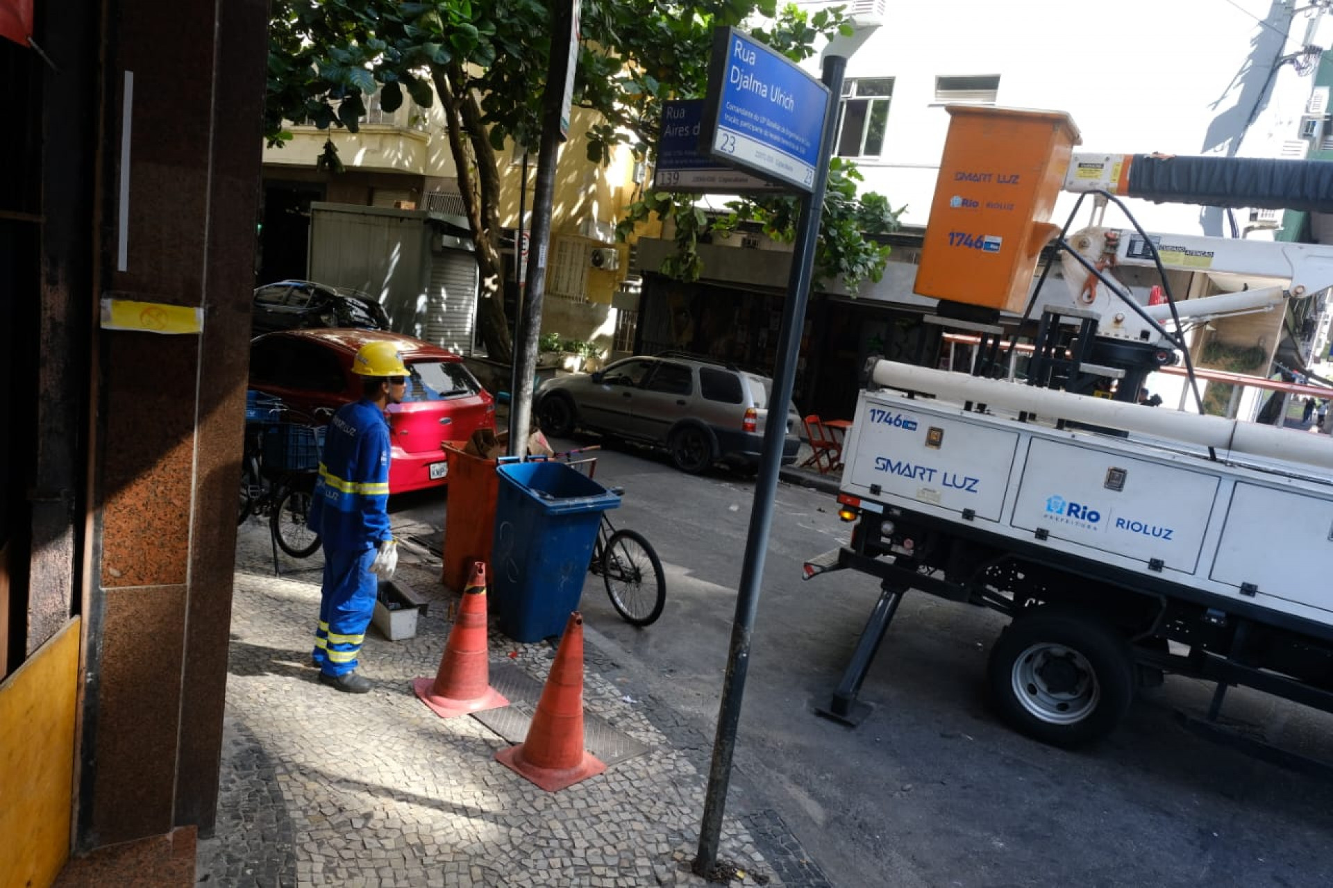 Bueiro na esquina da Rua Djalma Ulrich com Aires Saldanha estava dando choque em Copacabana - Pedro Ivo / Agência O Dia