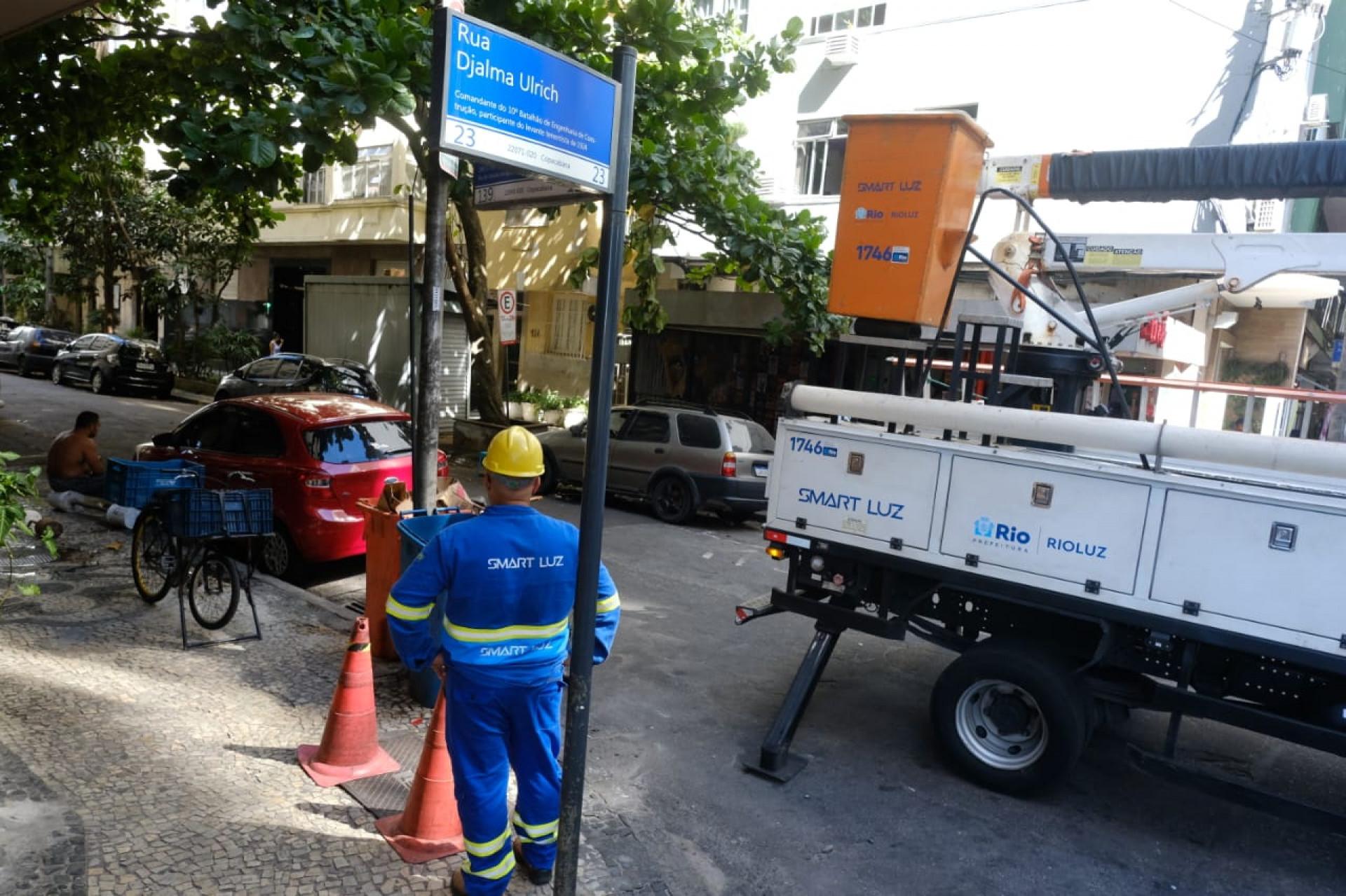 O cachorro de uma moradora da região sofreu choque, mas passa bem - Pedro Ivo / Agência O Dia