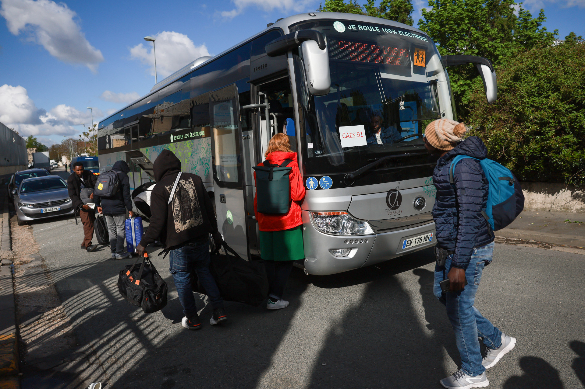Vários ônibus os aguardavam para levá-los a outras cidades como Orlean ou Bordeaux - Emmanuel Dunand / AFP
