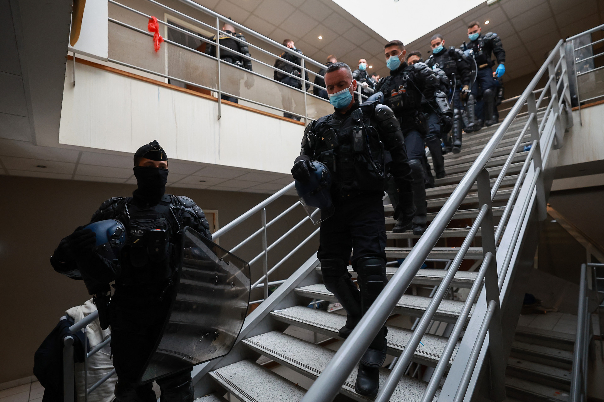 Policias foram de porta em porta obrigar os imigrantes a abandonarem os prédios em Paris, na França - Emmanuel Dunand / AFP