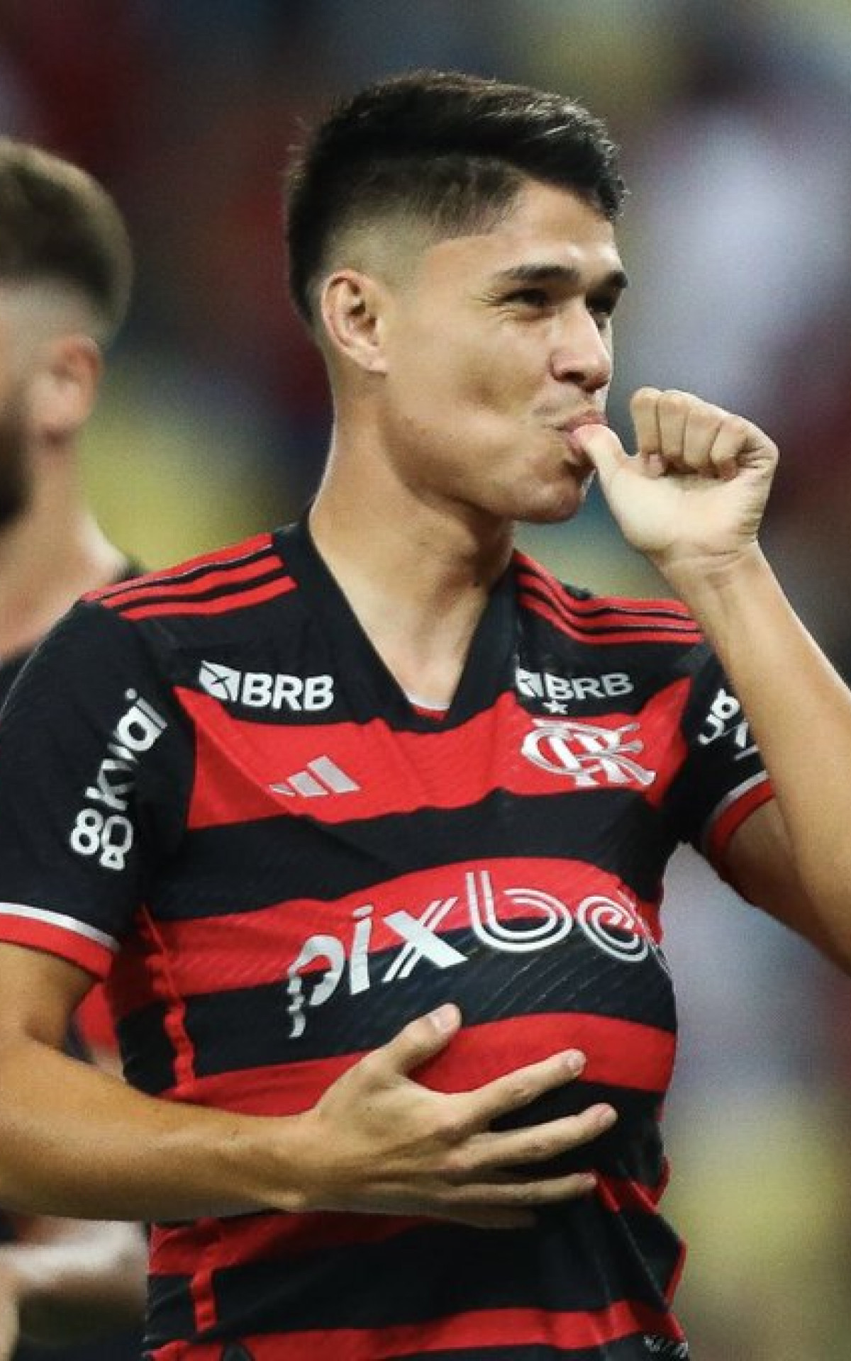 Luiz Araújo comemorando seu gol na vitória do Flamengo sobre o São Paulo
