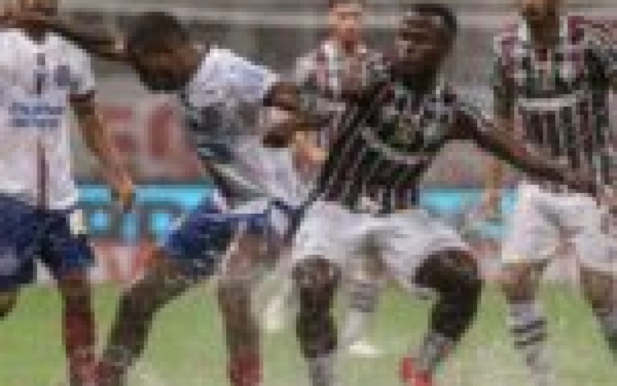 Fluminense leva virada do Bahia em jogo interrompido por temporal