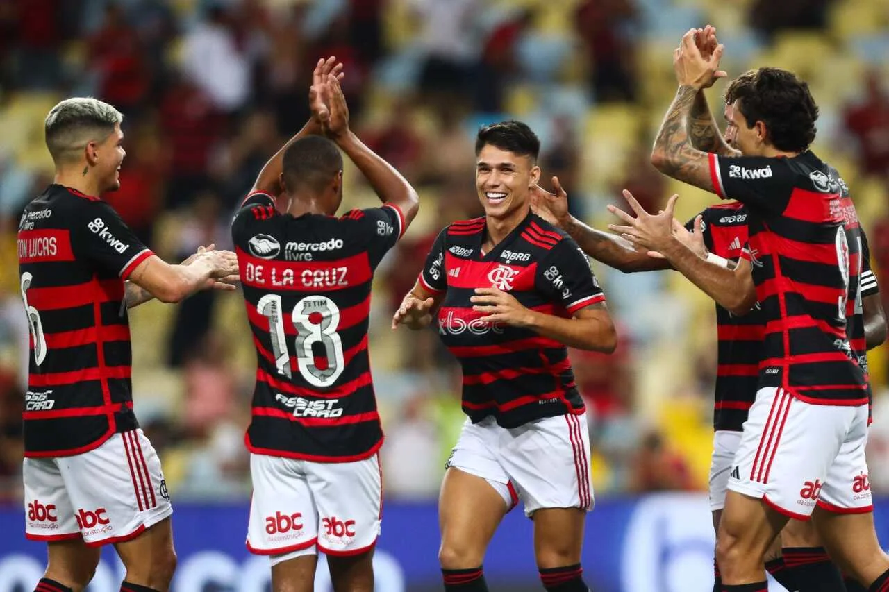 Flamengo bate São Paulo no Maracanã e lidera o Brasileirão