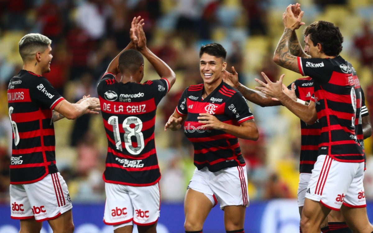 Luiz Araújo comemorando o primeiro gol do Flamengo na vitória sobre o São Paulo