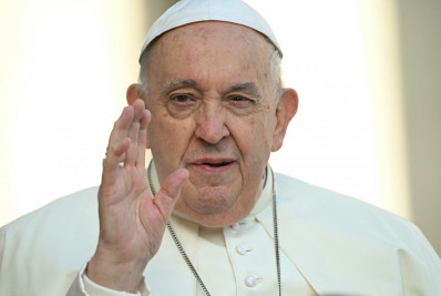 Papa abençoa camisas de Mbappé, Messi e Neymar que vão a leilão para o RS