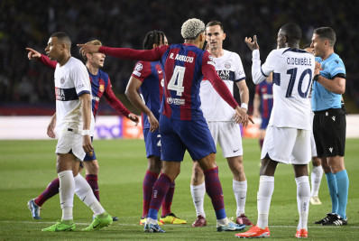 Meia do Barcelona critica companheiro de time após expulsão: 'Mata a partida'