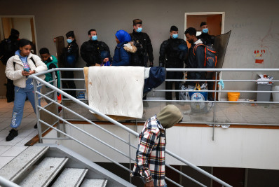 Autoridades francesas expulsão centenas de migrantes de prédio abandonado em Paris