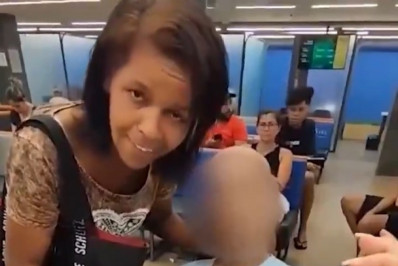 Caso de mulher que levou idoso morto ao banco viraliza nas redes sociais