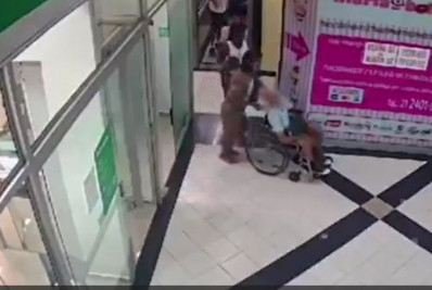 Vídeo: Idoso aparece com cabeça caída para o lado enquanto é levado por mulher até banco