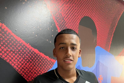 Joia do Vasco assina primeiro contrato profissional com multa superior a R$ 300 milhões