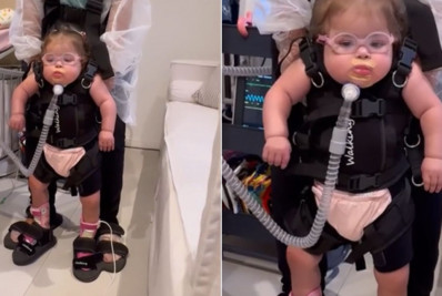 Letícia Cazarré mostra a filha usando equipamento para andar