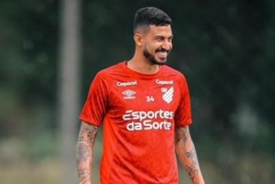 Botafogo tem concorrência pesada por contratação de zagueiro do Athletico-PR