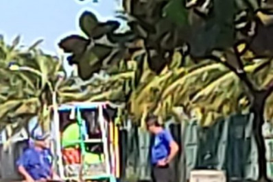 DENÚNCIA: Funcionários de condomínio são flagrados descartando lixo na orla da Lagoa de Araruama, em São Pedro da Aldeia