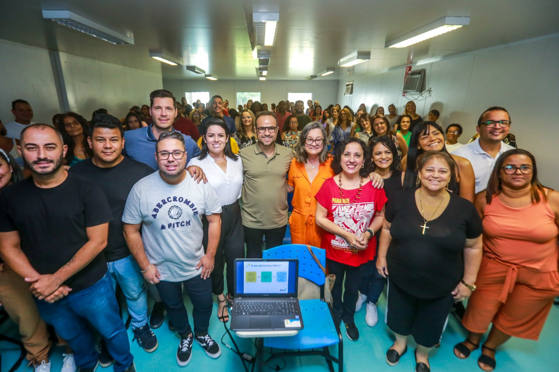 Ao final da capacita&ccedil;&atilde;o, o secret&aacute;rio Denis Macedo se confraternizou com os gestores - Rafael Barreto/PMBR