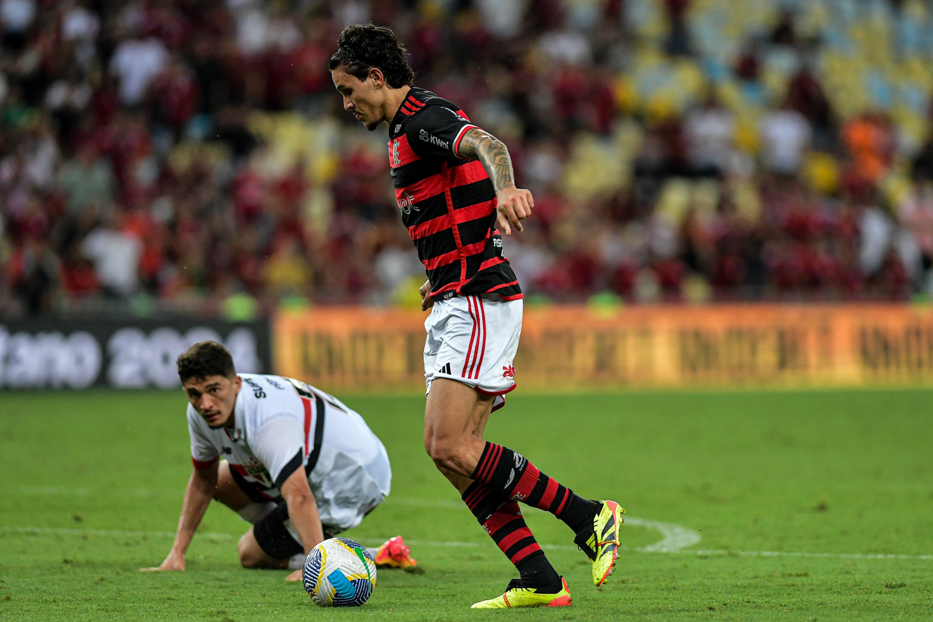 Pedro, do Flamengo, em ação na partida contra o São Paulo - Thiago Ribeiro/AGIF/Estadão Conteúdo