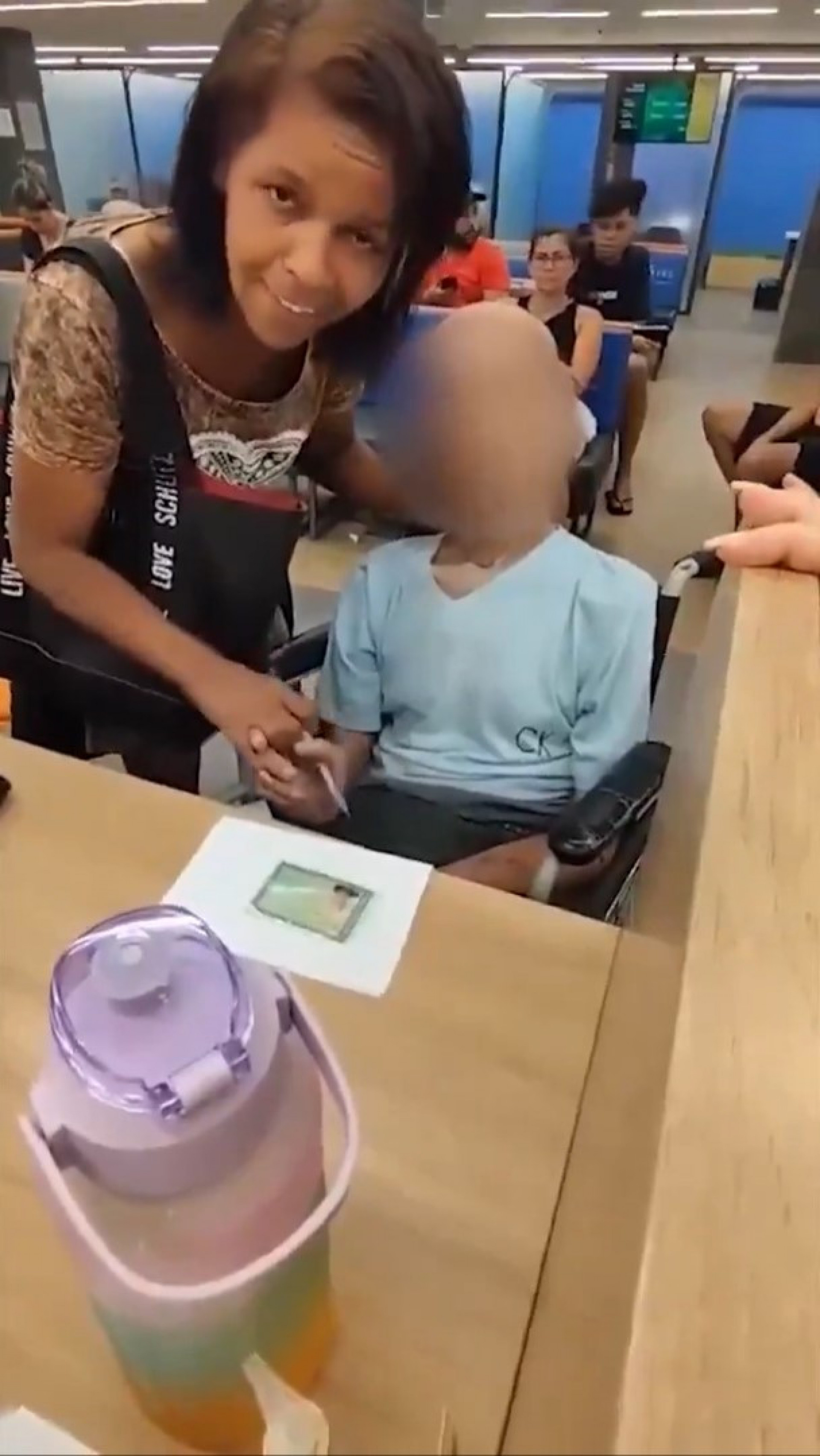 Caso de mulher que levou idoso morto ao banco viraliza nas redes sociais