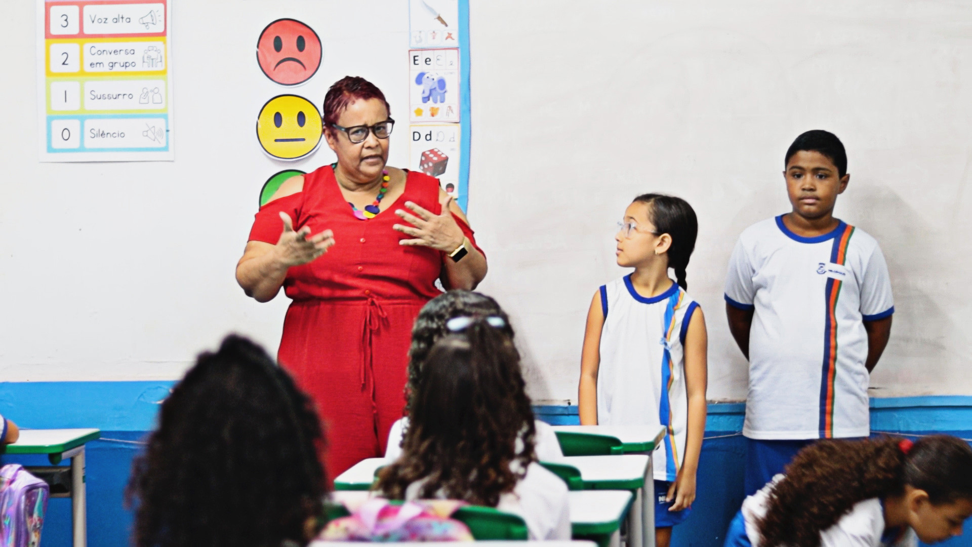 A professora Márcia Barbosa divide sua paixão pela literatura com os alunos do 2º ao 5º anos da Escola Municipal Companheiros de Maryland - Mateus Carvalho / PMN