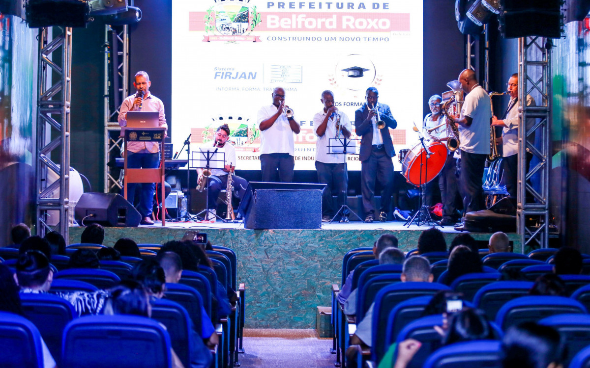 A formatura de 60 alunos dos cursos de qualificação em parceria com a Firjan Caxias e Região foi realizada no Teatro da Cidade