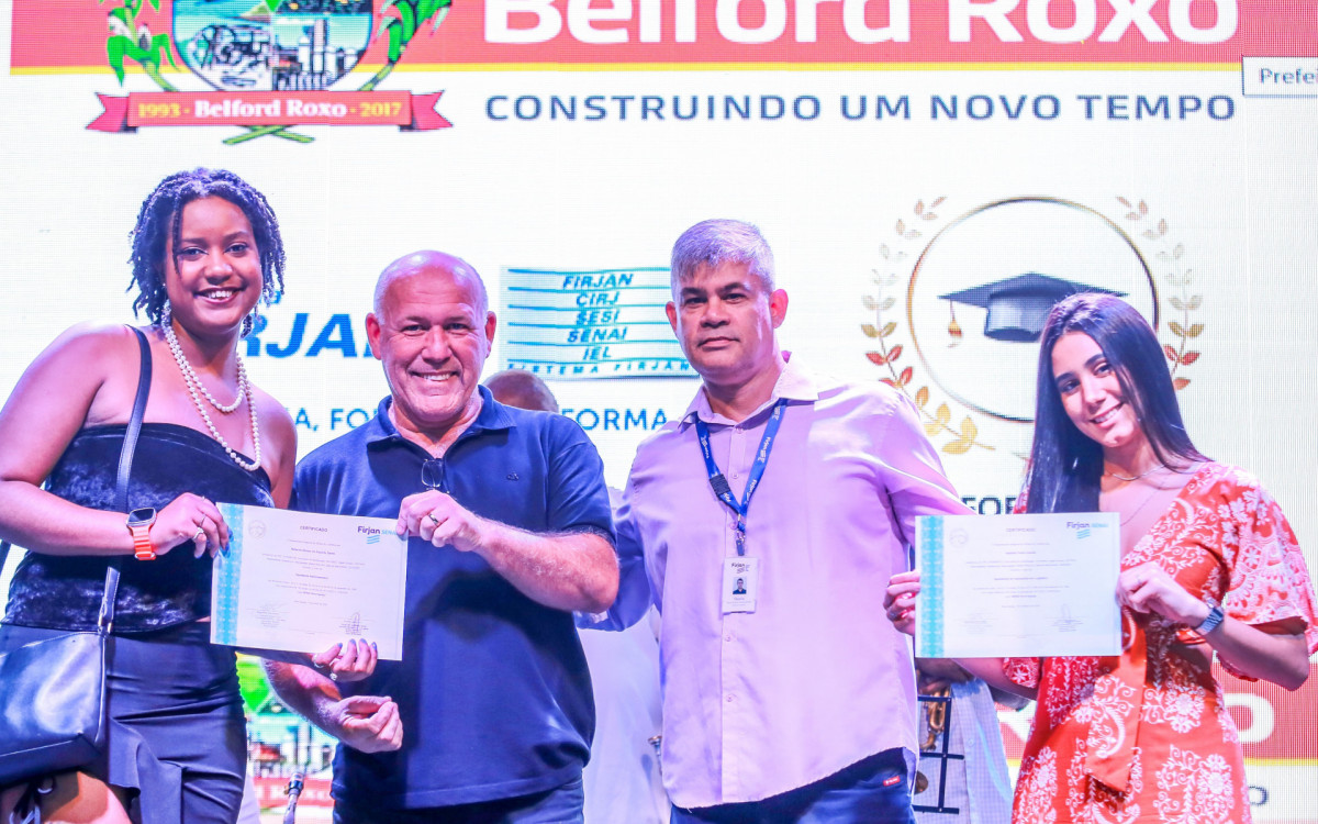 O assessor executivo Ageu de Santa Anna e o professor Osório Quadra entregaram os certificados a Natacha Afonso e Isabelle Freire