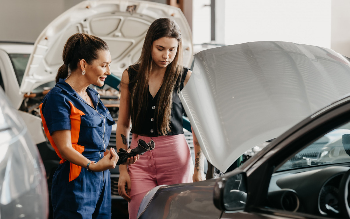 A especialista em mecânica de automóveis, Luciana Félix