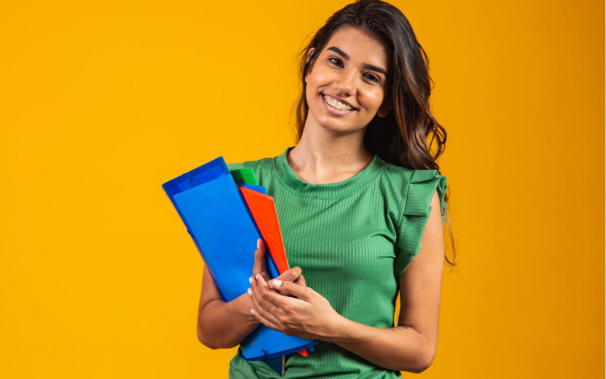 Os par&ecirc;nteses ajudam a explicar informa&ccedil;&otilde;es sem alterar o sentido da frase (Imagem: Bernardo Emanuelle | Shutterstock)