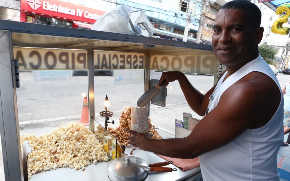 Paulo Henrique is proud to be an islander and is successful selling as a popcorn maker in the region - Cleber Mendes/Agência O Dia