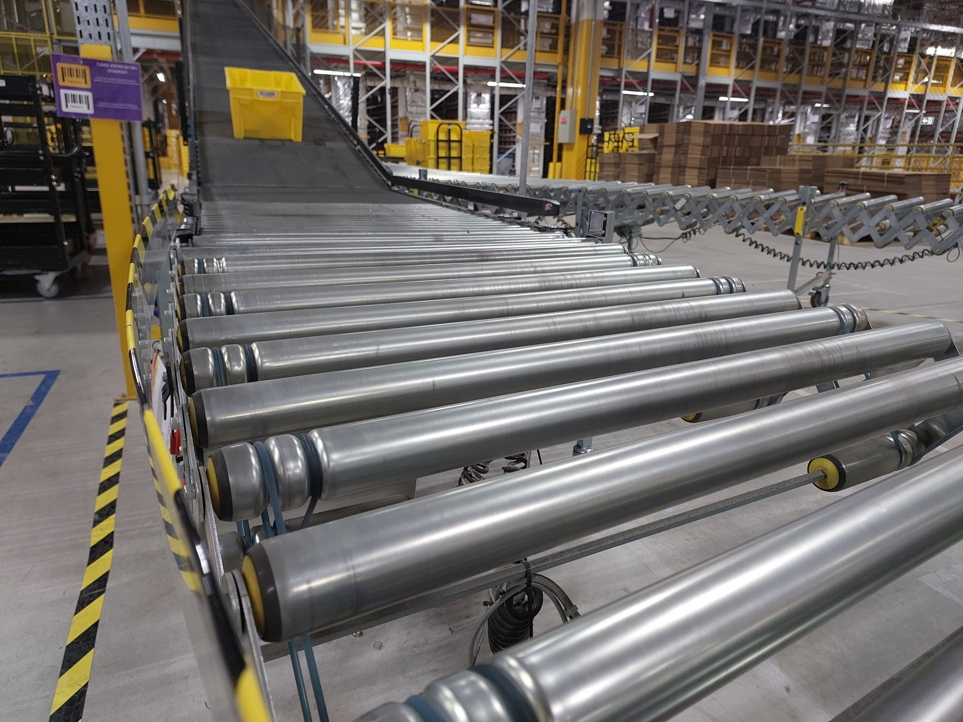 Esteiras otimizam o transporte de produtos dentro da pr&oacute;pria empresa - Saulo Junior/Ag&ecirc;ncia O Dia