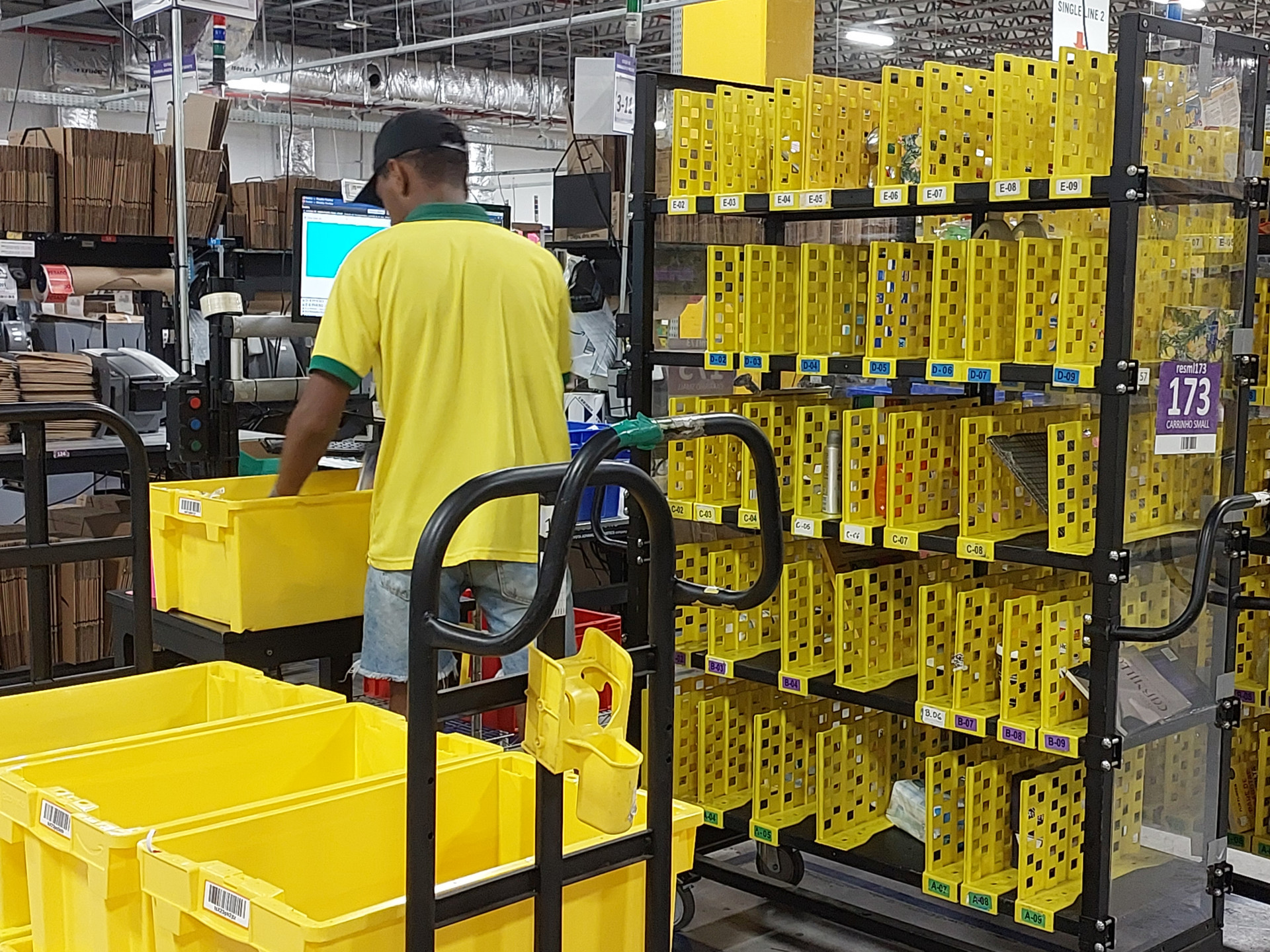 Funcionário separa produtos que serão enviados para cada comprador - Saulo Junior/Agência O Dia