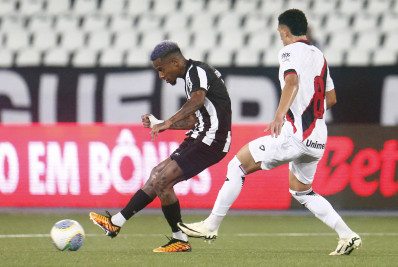 Tchê Tchê celebra vitória do Botafogo, mas vê necessidade de melhora
