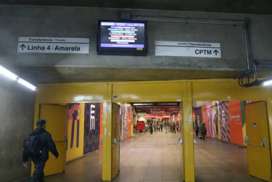 Homem é baleado por bombeiro após pular catraca da Estação da Luz