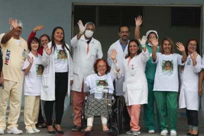 Escritora atacada por pitbulls 'recusa' ambulância e volta para casa de carro com o filho: 'Segura e quase sem dor'