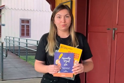 Prefeita de Canoinhas joga livros no lixo; veja vídeo e saiba quais são os títulos