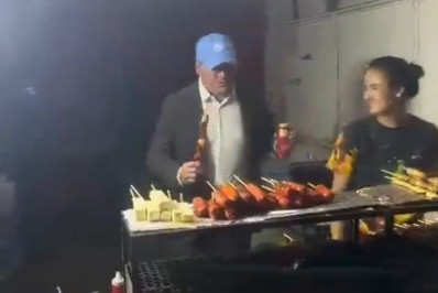 Textor come churrasquinho na rua antes de jogo do Botafogo