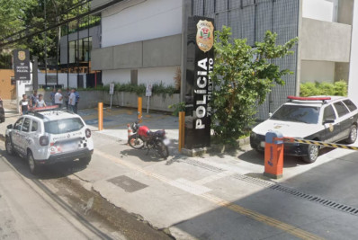 Dupla assalta motorista, é perseguida por vítima e acaba presa após batida nos Jardins